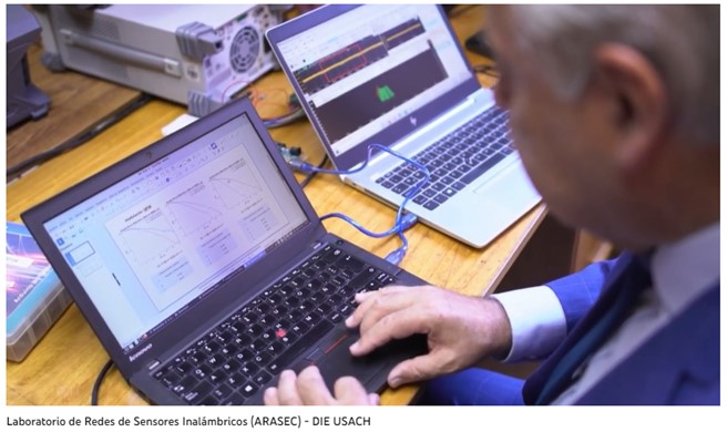 Dr. Héctor Kaschel, fotografía del académico usando un notebook