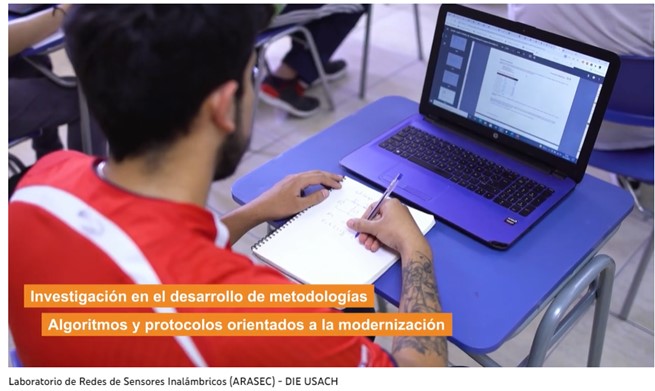 Fotografía de un estudiante usando un notebook